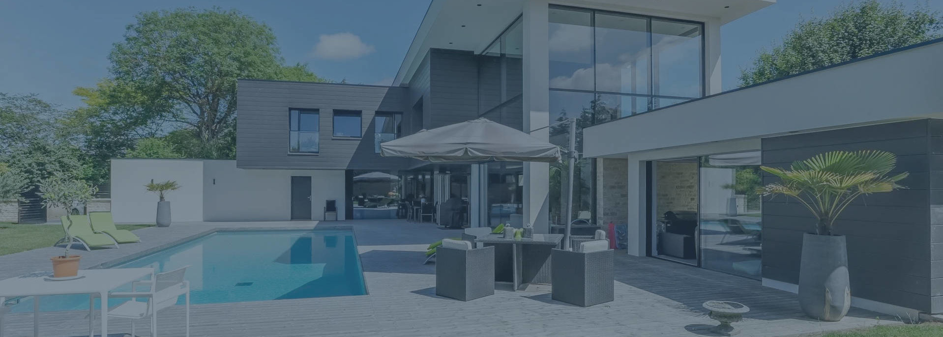 Installation d’une piscine Célestine 10 avec terrasse en travertin à Houlgate