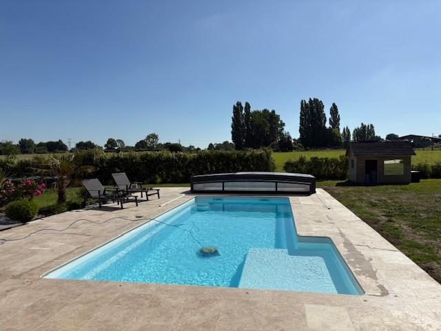 Pose d’une piscine Larimar 8-40 avec son abri bas Abrisud au Fournet dans le Calvados