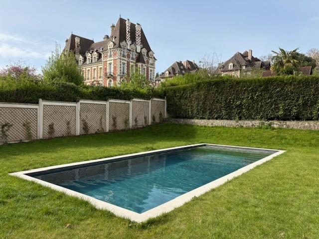 Équipement et mise en service d'une piscine béton à Deauville : l'expertise Piscines Delente