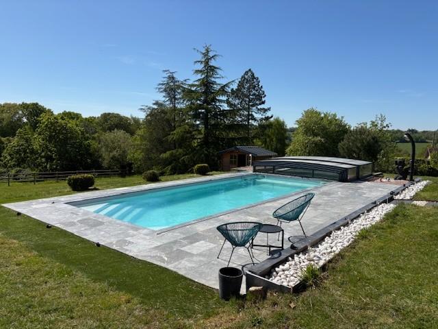 Installation d’une piscine coque Célestine 10 de alliance piscine grise près de Lisieux