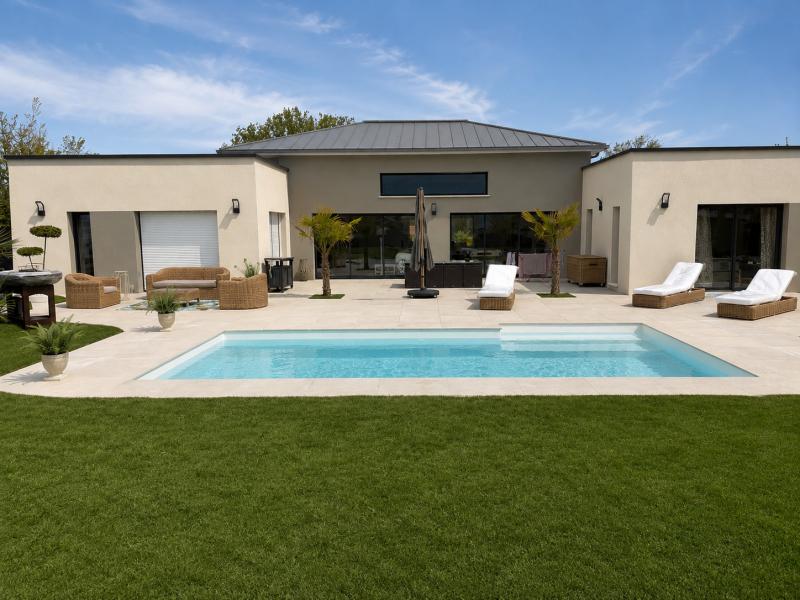 Installation d’une piscine Larimar 7.40 avec terrasse en Normandie