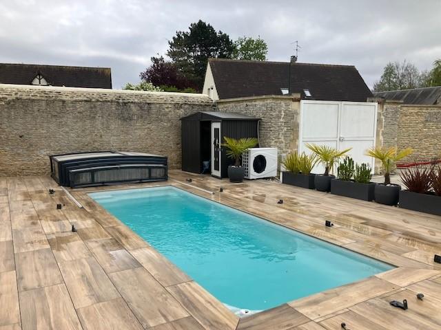 Aménagement d’une piscine avec abri en Normandie 