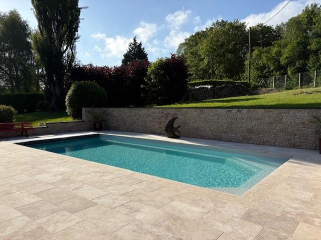 Installation d’une piscine Célestine 10 avec terrasse en travertin à Houlgate
